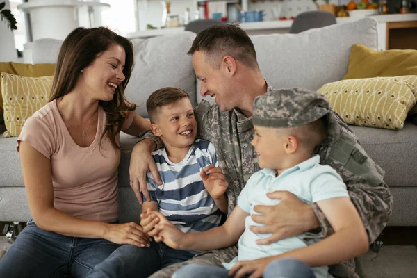 Soldado Sua Esposa Desfrutando Casa Com Filhos Soldado Feliz Sentado — Fotografia de Stock