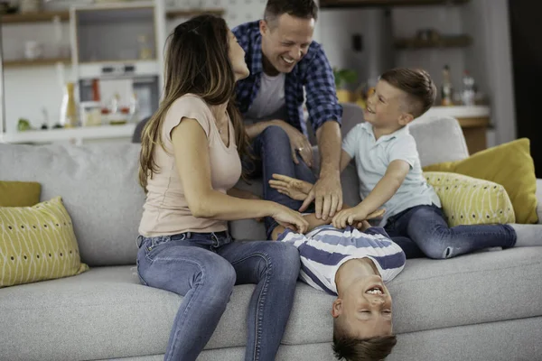 Família Jovem Desfrutando Casa Pais Felizes Com Filhos Divertindo — Fotografia de Stock