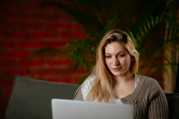 Wanita Muda Cantik Belajar Dan Bekerja Pada Laptop Rumahnya — Stok Foto