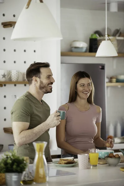 Amar Pareja Bebiendo Café Mientras Prepara Desayuno —  Fotos de Stock