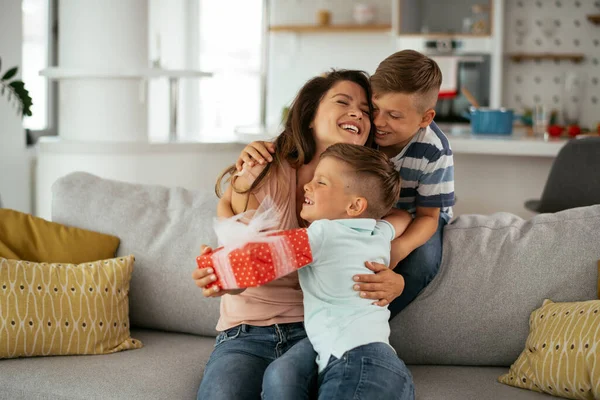 Ragazzi Dando Regalo Alla Loro Madre — Foto Stock