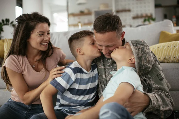 兵士と妻は子供と一緒に家で楽しんでいます 家族と一緒に床に座っている幸せな兵士 — ストック写真