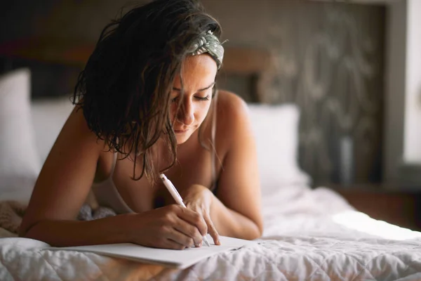 Hermosa Mujer Escribiendo Diario Chica Acostada Cama — Foto de Stock