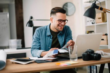 Ofis masasında oturan genç iş adamı