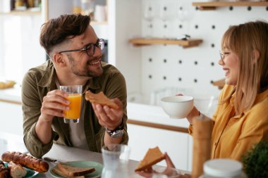 Mutlu çift evde kahvaltı yapıyor.