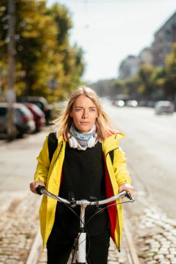 Bisikletli genç kadın