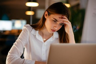 Geceleri çalışan bir kadın.