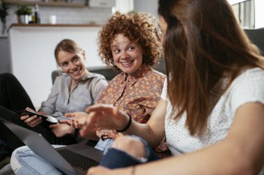 Ofiste kız arkadaşlar konuşuyor ve gülüyor. Ofiste kahve içen güzel kadınlar