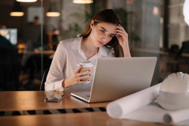 Geceleri çalışan bir kadın.