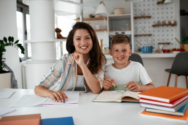 Evden öğreniyorum. Anne çocuklara ödevlerinde yardım ediyor..