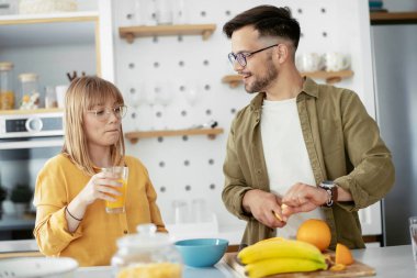 Çift evde birlikte yemek pişiriyor ve yemek hazırlıyor.
