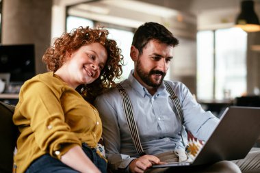 Ofiste çalışan erkek ve kadın.