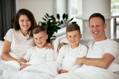 Aile evde birlikte vakit geçiriyor.