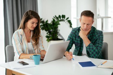 Evde çalışan çift, serbest çalışma kavramı