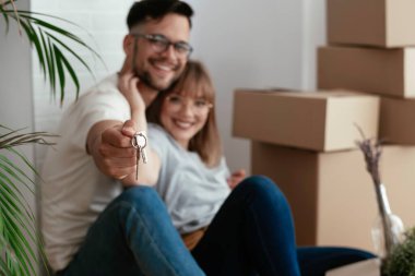 Erkek arkadaşı ve kız arkadaşı bir daireye taşınıyorlar. Erkek arkadaşı ve kız arkadaşı eşyalarını boşaltıyorlar..