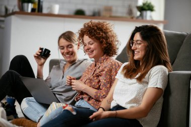 Ofiste kız arkadaşlar konuşuyor ve gülüyor. Ofiste kahve içen güzel kadınlar