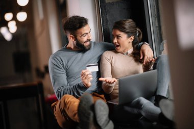 Birbirine aşık genç bir çift birlikte vakit geçirip internetten alışveriş yapıyor..