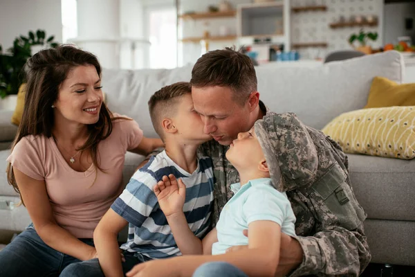 Soldado Sua Esposa Desfrutando Casa Com Filhos Soldado Feliz Sentado — Fotografia de Stock