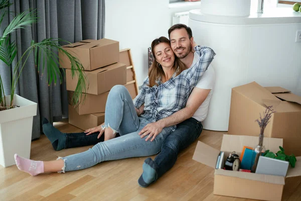 Boyfriend Girlfriend Moving Apartment Young Couple Unpacking Belongings — Stock Photo, Image