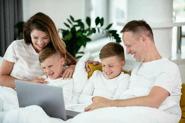 Família Passar Tempo Juntos Casa — Fotografia de Stock