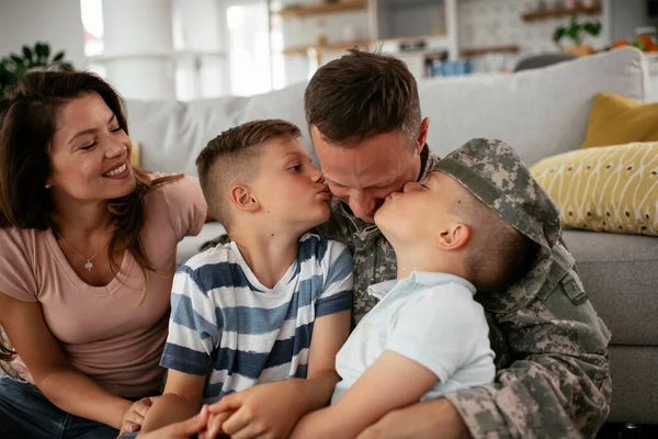 Soldado Sua Esposa Desfrutando Casa Com Filhos Soldado Feliz Sentado — Fotografia de Stock