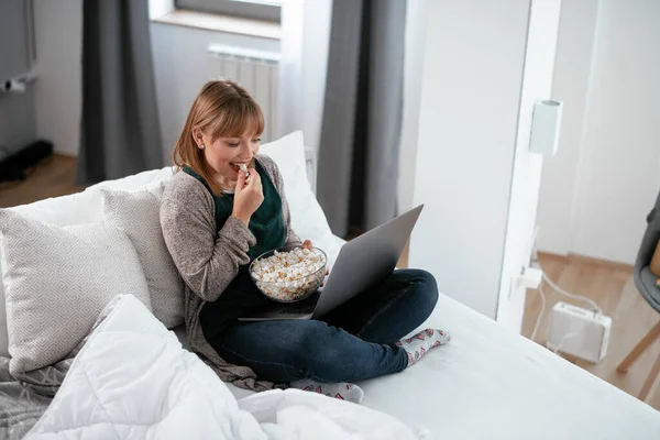 Wanita Pirang Cantik Menonton Film Laptop Dan Makan Popcorn — Stok Foto