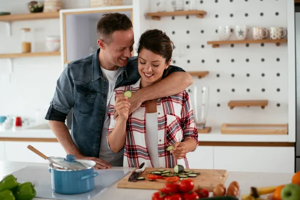 Pareja Joven Haciendo Desayuno Casa Pareja Amorosa Comiendo Sándwich Cocina —  Fotos de Stock