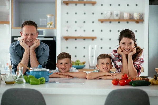 Mãe Pai Fazendo Café Manhã Com Filhos Família Jovem Preparando — Fotografia de Stock