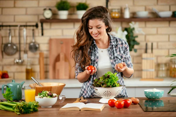 Mulher Bonita Está Preparando Salada Legumes Cozinha — Fotografia de Stock