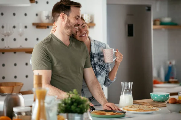 Een Jong Stel Dat Thuis Pannenkoeken Maakt Houden Van Paar — Stockfoto