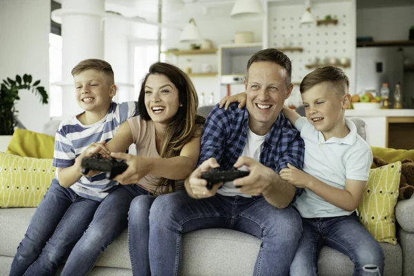 Feliz Casal Amoroso Estão Jogando Jogos Vídeo Com Crianças Casa — Fotografia de Stock