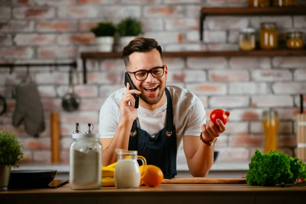 Giovane Uomo Che Indossa Grembiule Parlando Telefono Cucina — Foto Stock