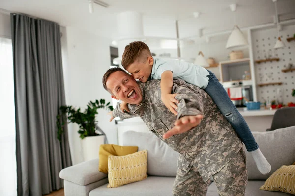 Soldado Divertindo Com Seu Filho Casa Pai Filho Brincando Sala — Fotografia de Stock