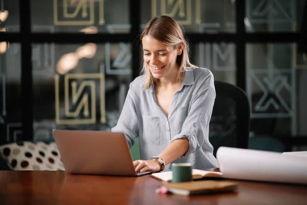 Jeune Femme Affaires Appréciant Tout Travaillant Sur Ordinateur Portable Dans — Photo