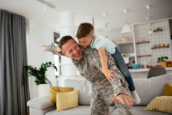 Soldado Divertindo Com Seu Filho Casa Pai Filho Brincando Sala — Fotografia de Stock