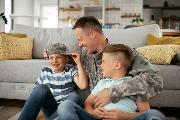 Soldado Feliz Sentado Chão Com Sua Família Soldado Desfrutando Casa — Fotografia de Stock