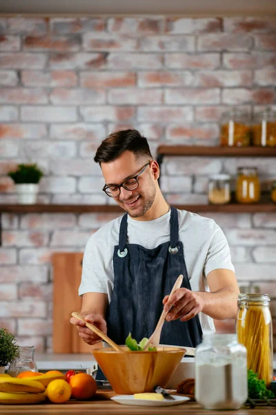 Bell Uomo Che Prepara Pasta Cucina Guy Cucinare Pasto Gustoso — Foto Stock