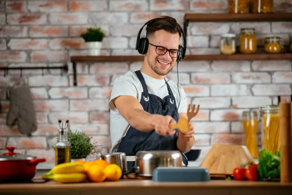 Giovane Che Indossa Grembiule Ascoltare Musica Cuffia Ballare Cucina — Foto Stock