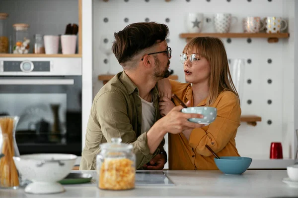 Giovane Coppia Che Prepara Colazione Casa Coppia Amorevole Mangiare Cereali — Foto Stock