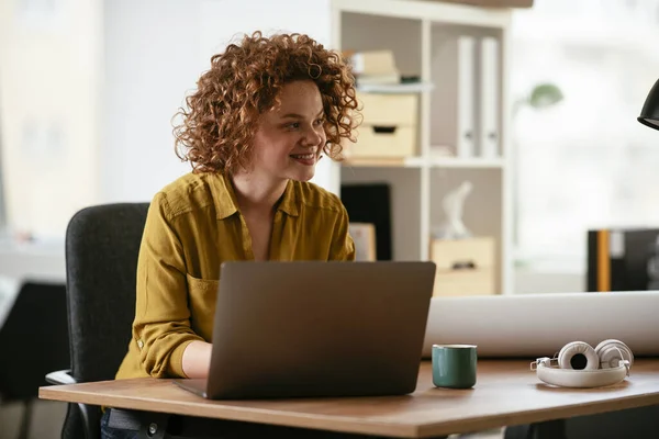 Piękna Bizneswoman Pracująca Nad Projektem Laptopie Młoda Kobieta Kręconymi Włosami — Zdjęcie stockowe