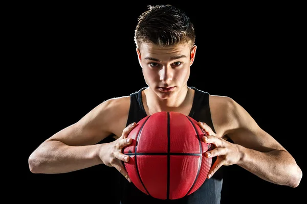 Adolescente jogador de basquete segurando bola . — Fotografia de Stock