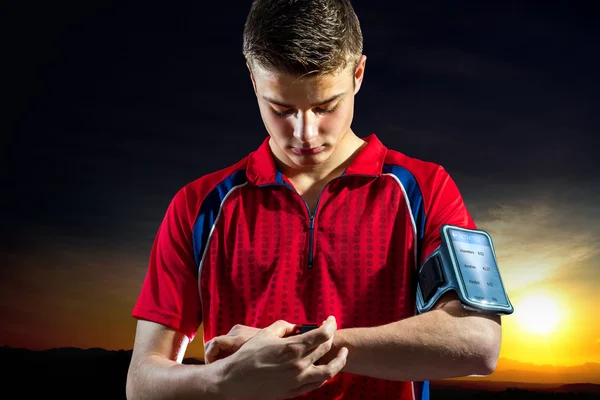 Adolescente menino reviewong esporte atividade no relógio inteligente . — Fotografia de Stock