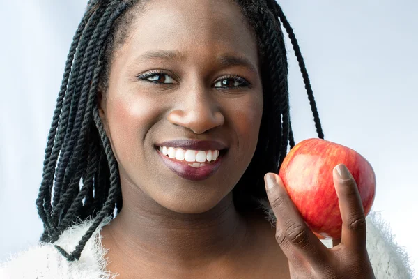 Lindo adolescente con sonrisa sosteniendo manzana . — Foto de Stock