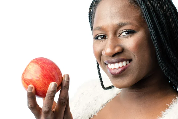 赤いリンゴを保持している魅力的なアフリカの女の子. — ストック写真