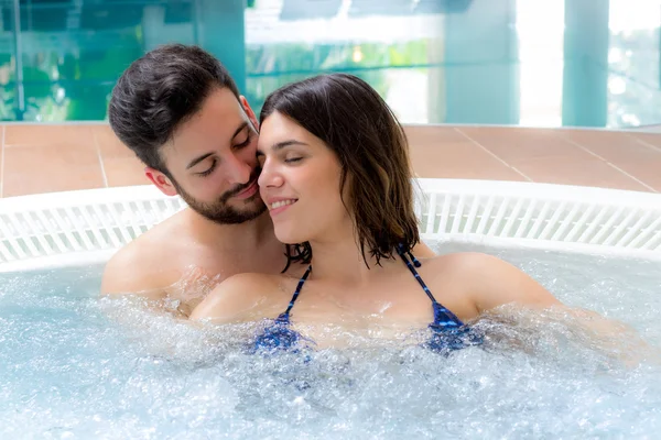 Coppia godendo jacuzzi in spa . — Foto Stock