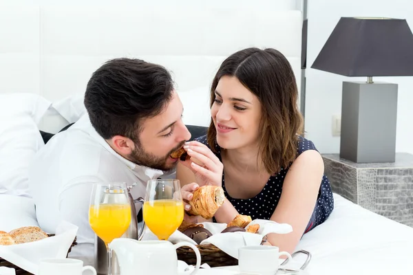 Smekmånad par med frukost — Stockfoto