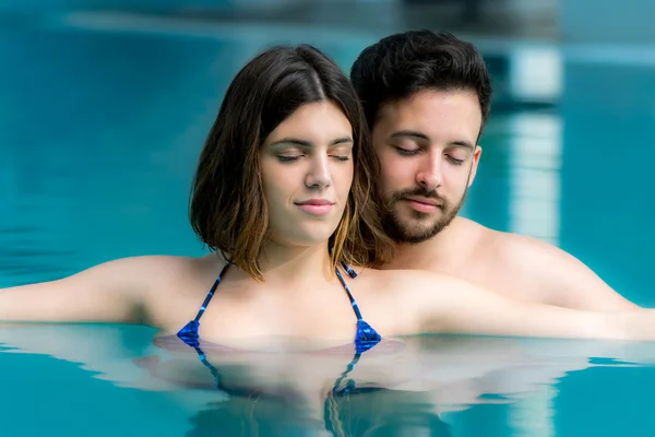 Розслаблена пара в басейні . — стокове фото