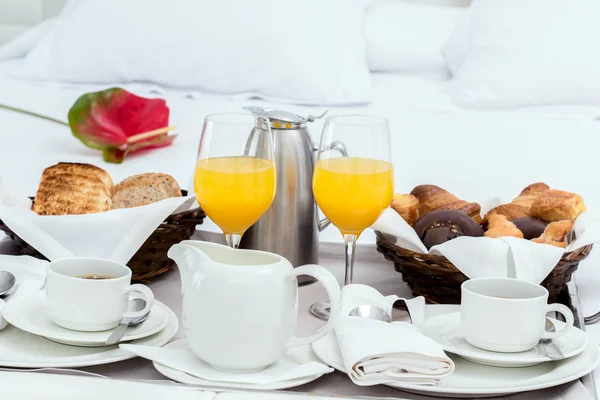 Roomservice met ontbijt lade. — Stockfoto