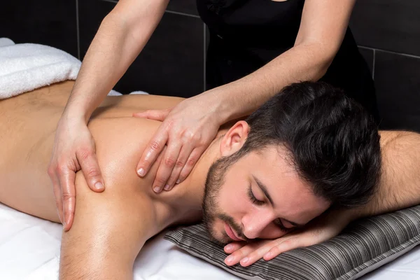 Terapeut vede ramenní masáž na člověka. — Stock fotografie