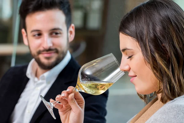 Жінка пахне білим вином на дегустації . — стокове фото